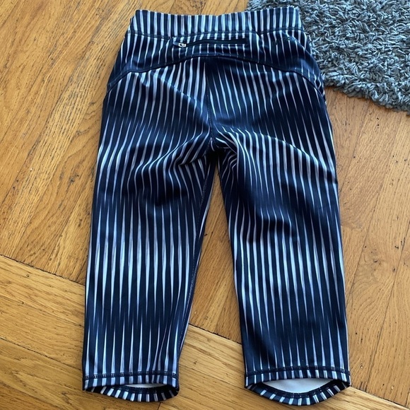 Ivy Park Kaleidostripe Printed Mid Rise Capri Leggings 3/4 size Small - Picture 9 of 13